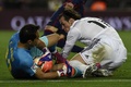 14-15スペイン1部リーグ第28節、FCバルセロナ対レアル・マドリード。FCバルセロナのGKクラウディオ・ブラーボにボールを抑えられるレアル・マドリードのギャレス・ベイル（2015年3月22日撮影）。(c)AFP/LLUIS GENE