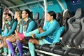 サッカー女子W杯オーストラリア・ニュージーランド大会、グループB、カナダ対オーストラリア。ベンチで試合を見守るオーストラリアのサム・カー（右、2023年7月31日撮影）。(c)WILLIAM WEST / AFP