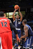 13-14NBA、オクラホマシティ・サンダー（Oklahoma City Thunder）対ポートランド・トレイルブレイザーズ（Portland Trail Blazers）。シュートを放つオクラホマシティ・サンダーのケビン・デュラント（Kevin Durant、2013年12月31日撮影）。(c)AFP/Getty Images/NBAE/Layne Murdoch