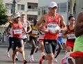 東京五輪、陸上男子マラソン。レースに臨む服部勇馬（右手前）や大迫傑（左）ら選手（2021年8月8日撮影）。(c)Yasuyuki KIRIAKE / POOL/ AFP