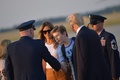 米メリーランド州のアンドルーズ空軍基地で、大統領専用機「エアフォースワン」から降り立ったドナルド・トランプ米大統領（右から2人目）、メラニア夫人（左から2人目）、息子バロン君（中央、2017年6月11日撮影）。(c)AFP/MANDEL NGAN