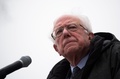 米ニューヨークのブルックリン地区で行った2020年大統領選の選挙集会で演説するバーニー・サンダース上院議員（2019年3月2日撮影）。(c)Johannes EISELE / AFP