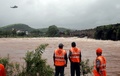 インド西部ムンバイの南方に位置するライガド県で起きた橋崩落の現場を見つめる救助隊（2016年8月3日撮影）。(c)AFP