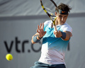男子テニスのラファエル・ナダル（Rafael Nadal、スペイン）が5日、VTRオープン（VTR Open 2013）で7か月ぶりの実戦復帰を果たし、アルゼンチンのフアン・モナコ（Juan Monaco）と組んだ男子ダブルス1回戦で勝利を収めた。

リターンを打つラファエル・ナダル（2013年2月5日撮影）。(c)AFP/MARTIN BERNETTI