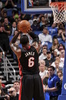 12-13NBAは31日、各地で試合が行われ、マイアミ・ヒート（Miami Heat）は112-110でオーランド・マジック（Orlando Magic）とのオーバータイムを制した。

フリースローに臨むマイアミ・ヒートのレブロン・ジェームズ（LeBron James、2012年12月31日撮影）。(c)AFP/Getty Images/NBAE/Fernando Medina