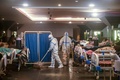 インド首都ニューデリーの宴会場を転用した新型コロナウイルス感染症患者の臨時病院で、清掃作業中の医療従事者（2021年5月1日撮影）。(c)Prakash SINGH / AFP