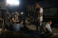 シリア北部アレッポの郊外で、戦闘の合間に祈りを捧げ、休息を取る反体制派の戦闘員（2016年8月2日撮影）。(c)AFP/THAER MOHAMMED