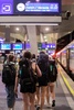 オーストリア・ウィーン中央駅で、ベネチア、チューリヒ行きの夜行列車が止まるプラットホームを歩く乗客（2023年7月25日撮影）。(c)Alex HALADA / AFP