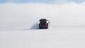 アイスランドのラングヨークトル氷河を走る「氷河バス」（2020年10月1日撮影）。(c)Halldor KOLBEINS / AFP