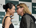 11日から全国公開となる映画『マネー・ボール（Moneyball）』の主演俳優ブラッド・ピット（Brad Pitt）が10日、来日会見を行った。会場には、ゲストとして女優吹石一恵（Kazue Fukiishi）も登場した。写真は、ピットに花束を贈る吹石（2011年11月10日撮影）。(c)AFP/Yoshikazu TSUNO 

&lt;a href=&quot;http://www.afpbb.com/article/entertainment/news-entertainment/2839947/8059373&quot;&gt;&lt;b&gt;【関連記事】ブラピ、震災日本の「不屈の魂」を称賛 「勇気付けられる」&lt;/b&gt;&lt;/a&gt;