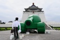 台湾・台北の中正紀念堂前に設置された、天安門事件で人民解放軍の戦車の前に立ちはだかったいわゆる「戦車男」をテーマにした台湾人アーティストのシェークさんの作品（2019年5月21日撮影）。(c)Sam YEH / AFP