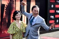 米ハリウッド（Hollywood）で開催の映画『GODZILLA』のプレミア上映会に、妻の南果歩（Kaho Minami）とともに出席したキャストの渡辺謙（Ken Watanabe、2014年5月8日撮影）。(c)AFP/Getty Images/Frazer Harrison