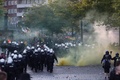 ドイツ北部ハンブルクで行われた、主要20か国・地域（G20）に抗議するデモの現場で、発煙弾の煙の中を進む機動隊（2017年7月6日撮影）。(c)AFP/Odd ANDERSEN