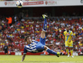 サッカー、エミレーツカップ（Emirates Cup 2013）、ナポリ（SSC Napoli）対FCポルト（FC Porto）。オーバーヘッドキックを試みるFCポルトのジョズエ（Josue Pesqueira、2013年8月4日撮影）。(c)AFP/IAN KINGTON