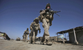 アフガニスタン南部ヘルマンド（Helmand）州マルジャ（Marjah）で、戦闘で激しく破壊された市場をパトロールする米海兵隊員（2010年2月17日撮影）。(c)AFP/Altaf Qadri
