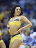 13-14NBAプレーオフ1回戦（7回戦制）、メンフィス・グリズリーズ（Memphis Grizzlies）対オクラホマシティ・サンダー（Oklahoma City Thunder）。パフォーマンスを披露するメンフィス・グリズリーズのチアリーダー（2014年4月26日撮影）。(c)AFP/Getty Images/Andy Lyons