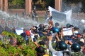 ミャンマー・ネピドーで、軍のクーデターに抗議するデモ隊に放水する警察（2021年2月9日撮影）。(c)STR / AFP
