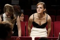 南仏カンヌ（Cannes）で開催中の第66回カンヌ国際映画祭（Cannes Film Festival）で16日、「ある視点」部門に出品されたソフィア・コッポラ（Sofia Coppola）監督作『The Bling Ring』の公式上映が行われた。同作は、2009年、ロサンゼルス（Los Angeles）で10代の若者たちがオーランド・ブルーム（Orlando Bloom）やリンジー・ローハン（Lindsay Lohan）らセレブの自宅を狙って空き巣に入った一連の事件をベースにしている。犯人の1人を演じた英女優エマ・ワトソン（Emma Watson）は「ハリー・ポッター（Harry Potter）」のハーマイオニー（Hermione）役として有名だが、本作で今どきの若者を演じるため、カーダシアン一家やパリス・ヒルトン（Paris Hilton）らが出演するリアリティー番組を何時間も見たという。写真は、「ある視点」部門のオープニングセレモニーに出席したエマ・ワトソン（Emma Watson、右、2013年5月16日撮影）。(c)AFP/VALERY HACHE