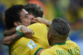 サッカーW杯ブラジル大会（2014 World Cup）グループA、ブラジル対カメルーン。チーム3得点目を挙げて喜ぶブラジルのフレッジ（Fred、左、2014年6月23日撮影）。(c)AFP/PEDRO UGARTE