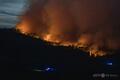 フランス南部で山火事 1人死亡、9人負傷 フランス南部オード県で発生した山火事の現場に駆け付けた消防士(2025年8月5日撮影)。(c)IDRISS BIGOU-GILLES/AFP