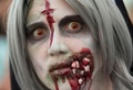 ドイツ中部フランクフルト・アムマイン（Frankfurt am Main）で7日、「ゾンビ・ウォーク（Zombie Walk）」が開催され、特殊メークでゾンビに扮（ふん）した参加者らが街に繰り出した。

写真は、特殊メークを施してゾンビに扮した参加者（2013年9月7日撮影）。(c)AFP/DPA/BORIS ROESSLER
