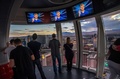 米ネバダ（Nevada）州ラスベガス（Las Vegas）にオープンした高さ世界一の観覧車「ハイローラー（High Roller）」のゴンドラに乗って風景を楽しむ観光客ら（2014年4月11日撮影）。(c)AFP/JOE KLAMAR