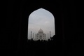 インド・アグラで、スモッグにかすむタージマハルを訪れる観光客ら（2019年11月6日撮影）。(c)AFP/Jewel Samad
