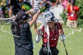 女子ゴルフ米国ツアーメジャー第4戦、アムンディ・エビアン選手権最終日。他の選手に優勝を祝福されるセリーヌ・ビュティエ（右、2023年7月30日撮影）。(c)Fabrice COFFRINI / AFP