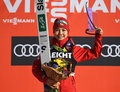 2017-18スキージャンプW杯女子個人第14戦。表彰式で優勝を喜ぶ高梨沙羅（2018年3月24日撮影）。(c)AFP PHOTO / CHRISTOF STACHE