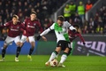 サッカーヨーロッパリーグ、決勝トーナメント1回戦第1戦、スパルタ・プラハ対リバプール。PKを決めるリバプールのアレクシス・マック・アリスター（2024年3月7日撮影）。(c)MICHAL CIZEK / AFP