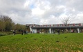 オランダ・ロッテルダム近郊の地下鉄駅で、車止めを突き抜け、クジラの尾の彫刻の上に止まった電車（2020年11月2日撮影）。(c)Sara MAGNIETTE / ANP / AFP