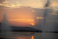 インド北部ジャム・カシミール（Jammu and Kashmir）州の夏の州都スリナガル（Srinagar）のダル湖（Dal Lake）で22日、噴水の間を進む伝統的なカヌー（2008年7月22日撮影）。(c)AFP/Tauseef MUSTAFA