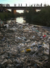2007年10月23日、ケニヤのナイロビ（Nairobi）で、汚染されたナイロビ川（Nairobi River）。(c)AFP/TONY KURUMBA