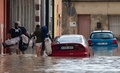 スペイン南東部アルモラディで、冠水した道路を歩く人々（2019年9月13日撮影）。(c)JOSE JORDAN / AFP