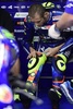 世界ロードレース選手権、第14戦アラゴンGPのフリー走行中に脚の状態を確認するモビスター・ヤマハのバレンティーノ・ロッシ（2017年9月22日撮影）。(c)AFP/JAVIER SORIANO