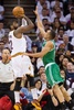 14-15NBAプレーオフ1回戦（7回戦制）、クリーブランド・キャバリアーズ対ボストン・セルティックス。ボストン・セルティックスのエイブリー・ブラッドリー（右）をかわしシュートを放つクリーブランド・キャバリアーズのカイリー・アービング（2015年4月21日撮影）。(c)AFP/Getty Images/Jason Miller