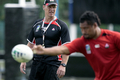 練習を見守る日本代表のジョン・カーワン（%%John Kirwan%%）ヘッドコーチ（左）。(c)AFP/LIONEL BONAVENTURE