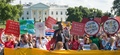 米首都ワシントンのホワイトハウス前で、ドナルド・トランプ大統領のパリ協定からの離脱表明を受けて行われた抗議デモに参加した人々（2017年6月1日撮影）。(c)AFP/PAUL J. RICHARDS