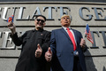 中国・香港の米国領事館前で、ドナルド・トランプ米大統領のそっくりさんとポーズをとる金正恩（キム・ジョンウン）朝鮮労働党委員長のそっくりさんのハワードXさん（2017年1月25日撮影）。(c)AFP/Anthony WALLACE
