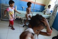 インドネシア・アチェ州東部ランサの病院で手当てを受ける救助された子どもたち（2015年5月19日撮影）。(c)AFP/ROMEO GACAD
