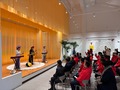 東興市のジン族博物館で、民族音楽を観賞する人たち（2024年1月21日撮影）。(c)Xinhua News
