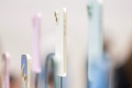 米電子機器大手アップルの新型スマートフォン「iPhone15」（2023年9月12日撮影）。(c)Nic Coury / AFP