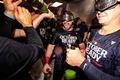 24MLB、クリーブランド・ガーディアンズ対ミネソタ・ツインズ。クラブハウスでプレーオフ進出決定を喜ぶクリーブランド・ガーディアンズの選手（2024年9月19日撮影）。(c)Lauren Leigh Bacho/Getty Images/AFP