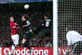 ヘディングシュートを放つマンチェスター・ユナイテッドのネマニャ・ビディッチ（%%Nemanja Vidic%%）。(c)AFP/FRED DUFOUR