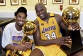 インディアナ・ペイサーズと対戦した2000年のNBAファイナルを制し、チームメートのシャキール・オニールと一緒にポーズをとるロサンゼルス・レイカーズのコービー・ブライアント（2000年6月19日撮影）。(c)AFP