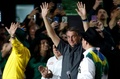 ブラジル・サンパウロ州バレトスのカウボーイフェスティバルで、手を振るジャイル・ボルソナロ大統領（2022年8月26日撮影）。(c)Miguel SCHINCARIOL / AFP