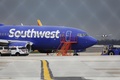 米フィラデルフィア国際空港に緊急着陸したサウスウエスト機（2018年4月17日撮影）。(c)AFP PHOTO / DOMINICK REUTER
