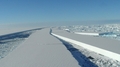南極の棚氷から分離し始めた氷の塊（2008年3月25日提供、資料写真）。(c)AFP/BRITISH ANTARCTIC SURVEY/JIM ELLIOTT