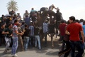 イラクの首都バグダッド（Baghdad）から軍のトラックでイスラム武装勢力の進撃が続く北部へ向かう志願兵たち（2014年6月13日撮影）。(c)AFP/ALI AL-SAADI