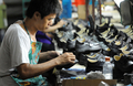 フィリピン・マリキナ（Marikina）市の靴工場(2010年7月13日撮影)。(c)AFP/TED ALJIBE